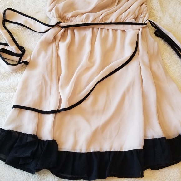 Adorable dress - Picture 2 of 7